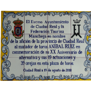 Mural de cerámica de Talavera artesanal con hierro de ganadería