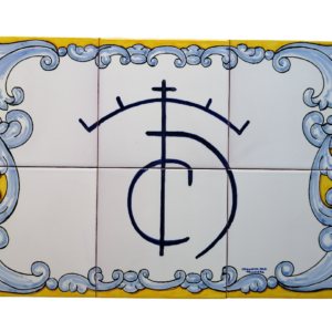 Mural de cerámica con hierro de ganadería