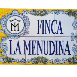 Rotulo de cerámica de Talavera con el hierro de la ganadería