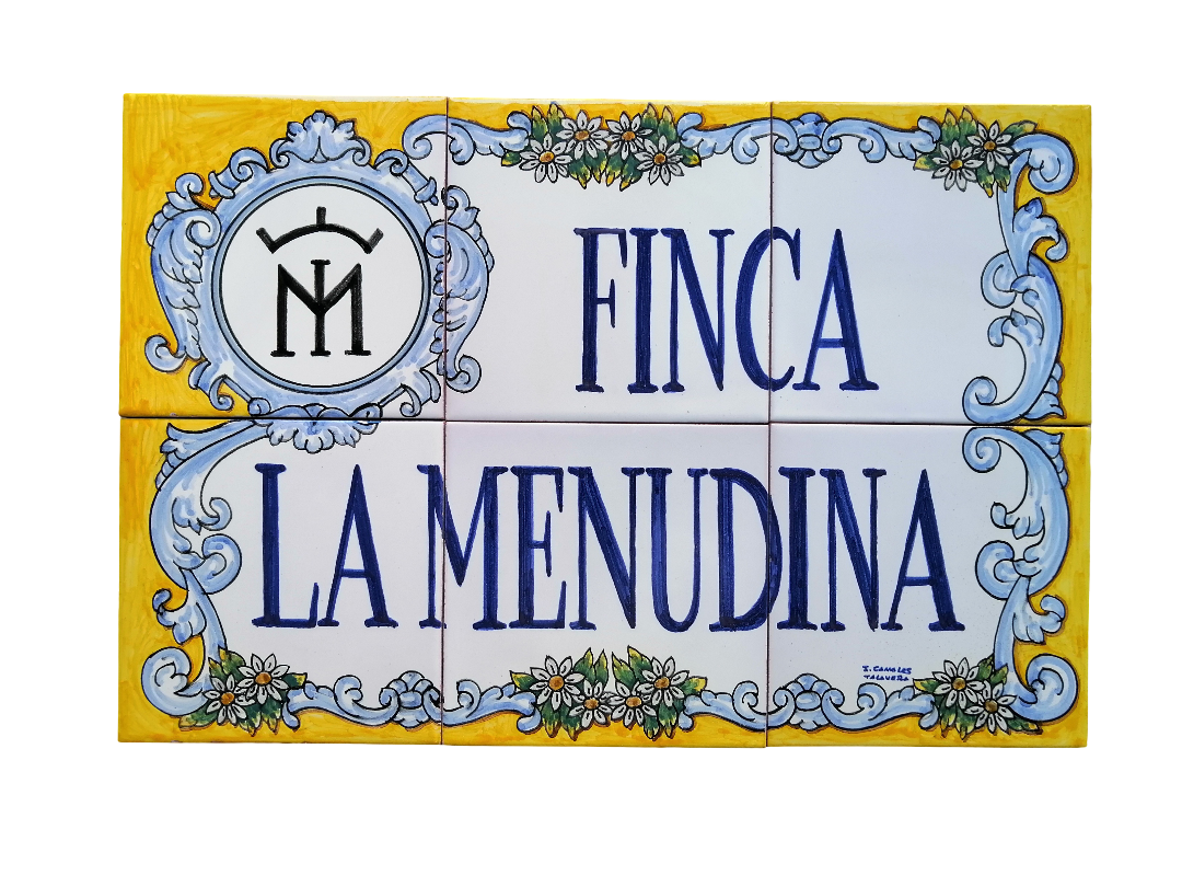 Rotulo de cerámica de Talavera con el hierro de la ganadería