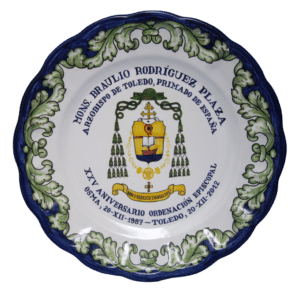 Plato cerámica Talavera con escudo episcopal