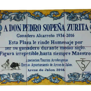 mural de cerámica con rotulo